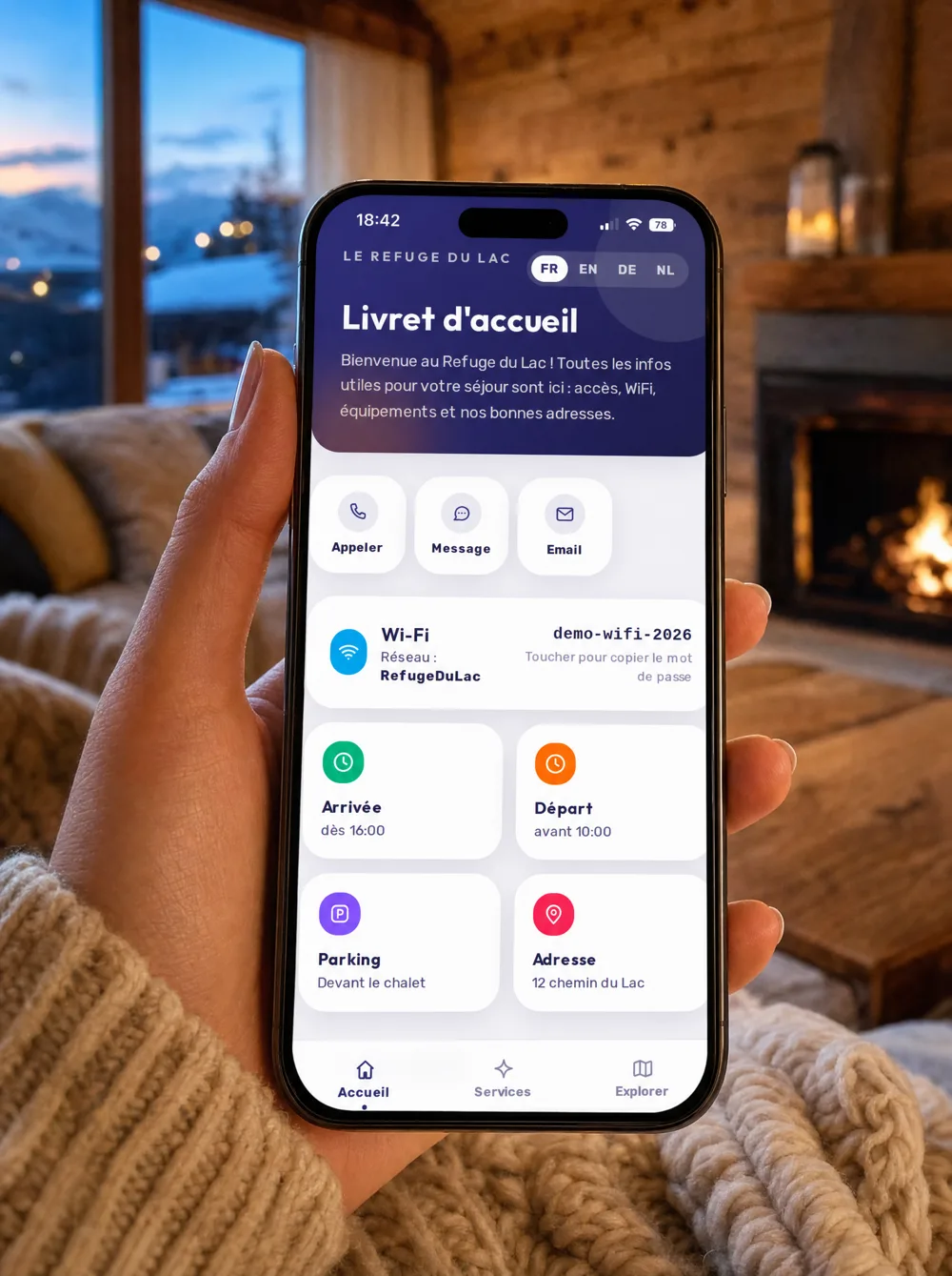 Le livret d'accueil Sejolia ouvert sur un smartphone, dans un chalet
